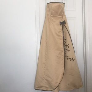 💕 Strapless champagne w/ black trim A-Line formal